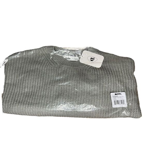 Elodie Crewneck Cropped Sweater in Light Gray - Picture 6 of 6